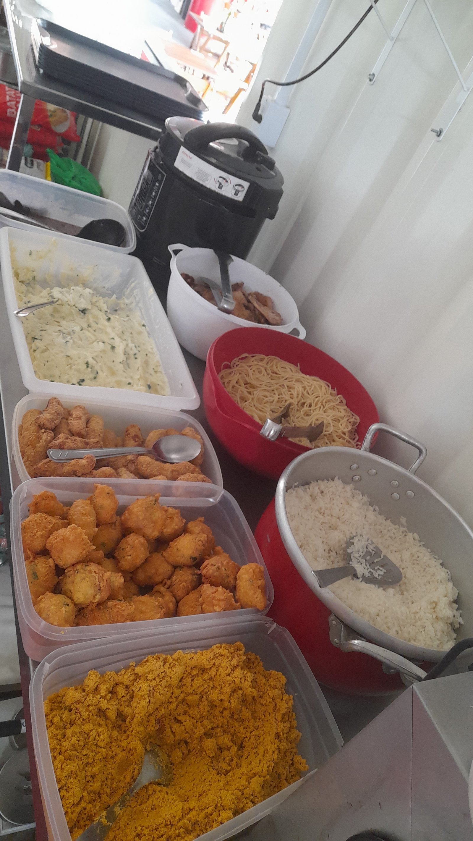 Maionese, farofa,  arroz, salada mista etc